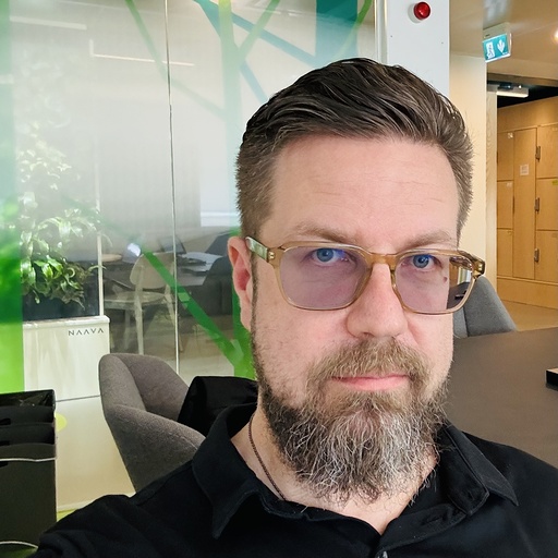 Aleksi Manninen Ylen palaverihuoneessa.